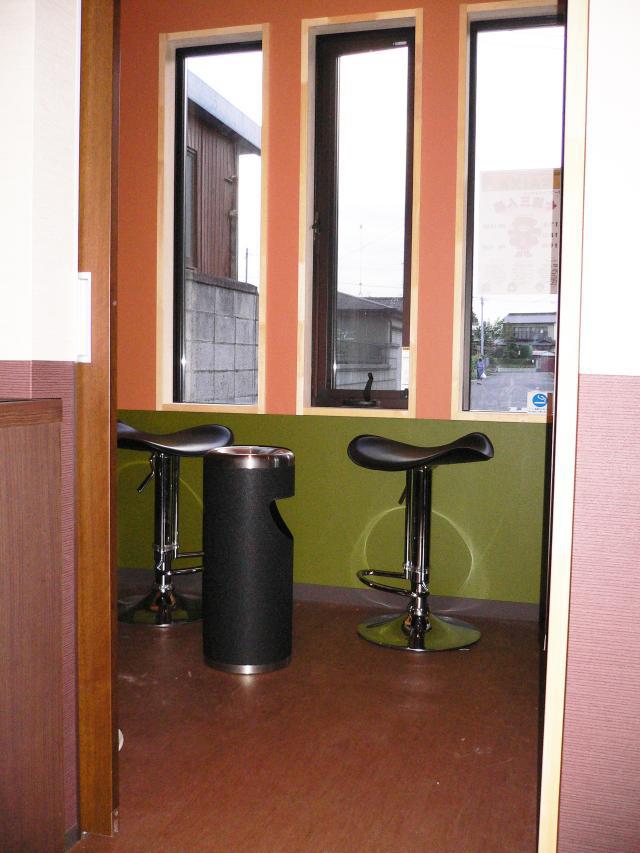 群馬館林　店舗改装　窓際に喫煙室設置